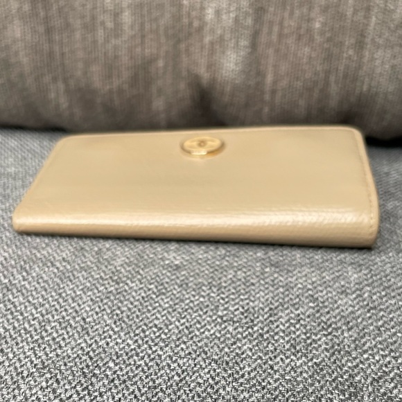 Gorgeous Chanel 6-Ring Keyholder in Excellent Condition! - Picture 8 of 12